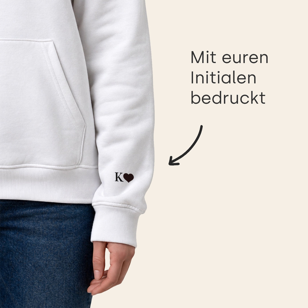 Weißer Hoodie mit Initiale und Herz am Ärmel, mit euren Initialen bedruckt