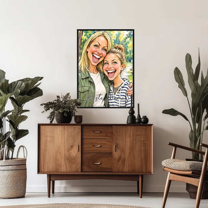 Gerahmtes Sketch-Poster mit Mama und Tochter über einer Holzkommode