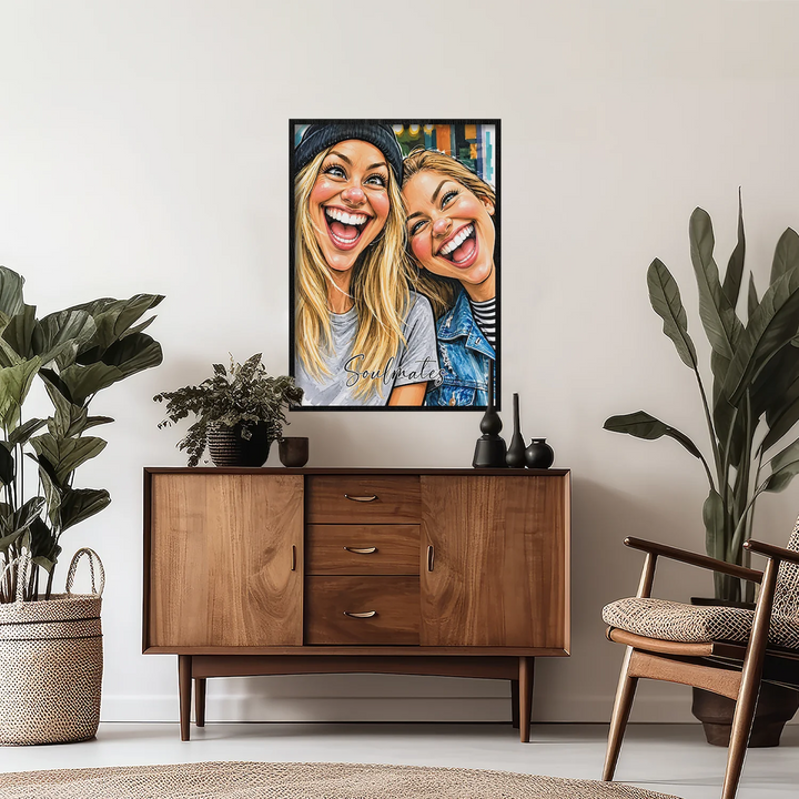 Karikatur-Poster zweier Freundinnen über einer Holzkommode