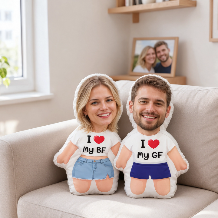 Zwei 3D Fotokissen mit Schriftzug I ❤ My BF und I ❤ My GF sitzen auf einem hellen Sofa im Wohnzimmer