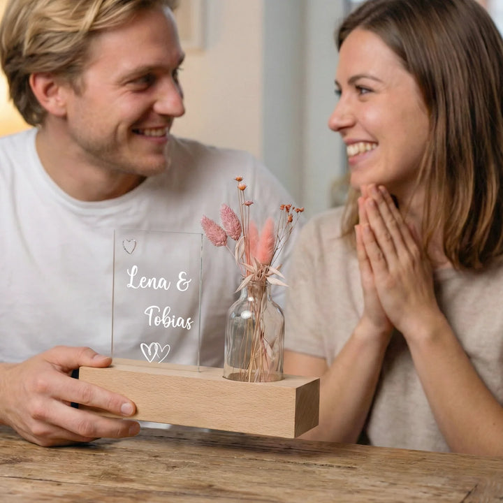 Personalisiertes Acryl-Glas mit Vase und Trockenblumen "Eure Namen"