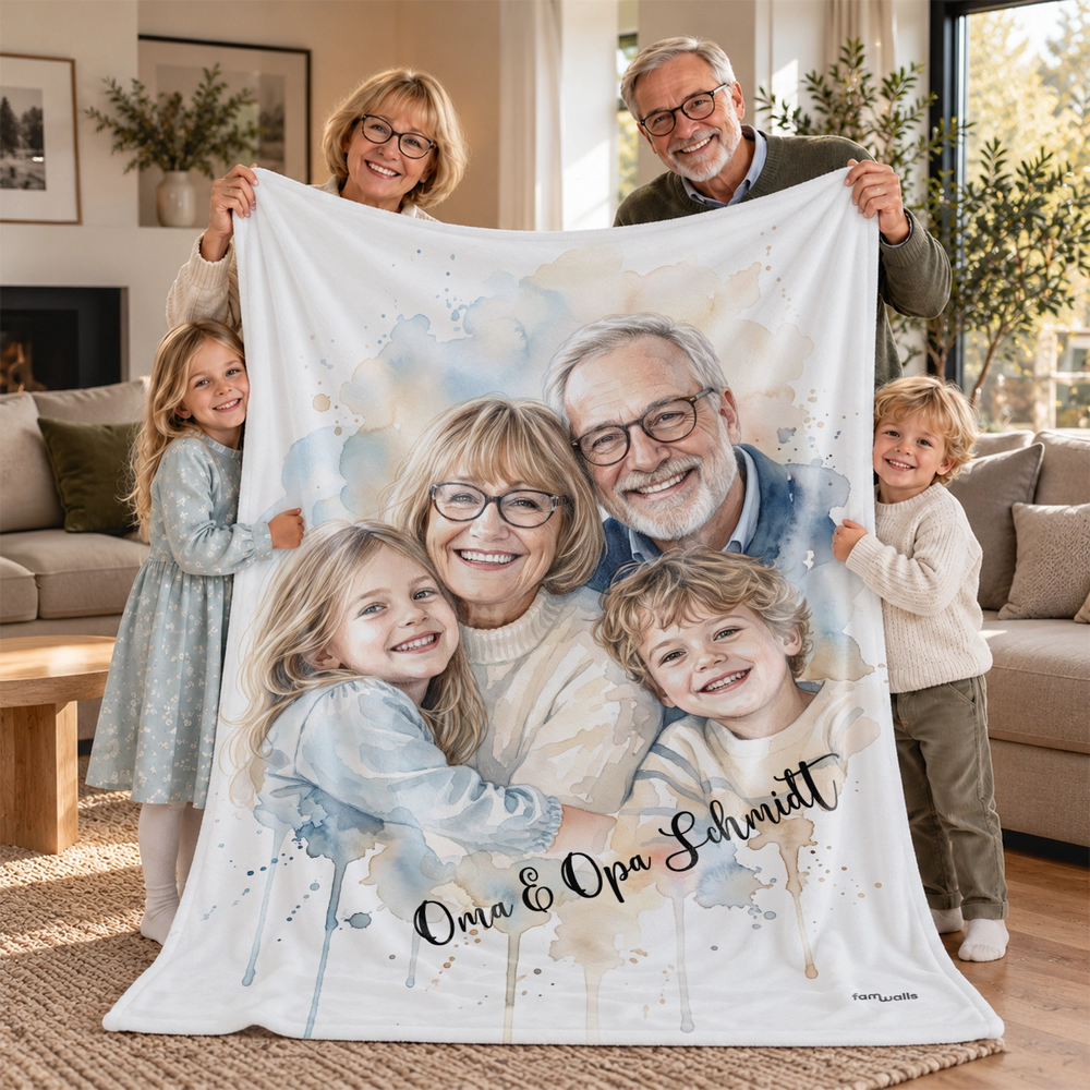 Großeltern und Enkel halten die Decke mit Illustration und Text „Oma & Opa Schmitt“ hoch