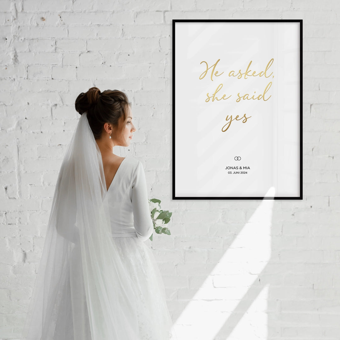 Hochzeitsposter "He asked, she said yes" mit Goldschrift famwalls