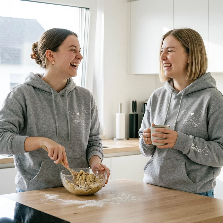 Personalisierte Partnerlook Hoodies “Besties” (mit Ärmeldruck)