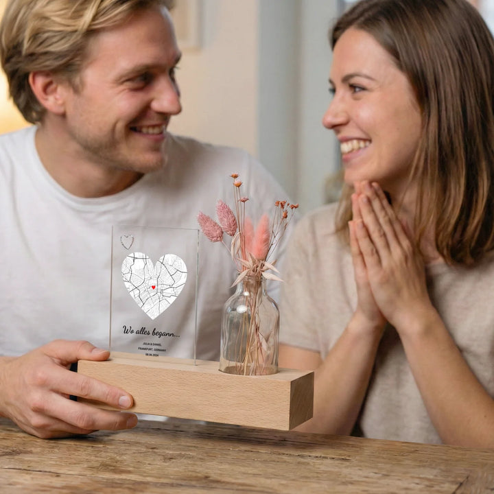 Personalisiertes Acryl-Glas mit Vase und Trockenblumen "Wo alles begann"