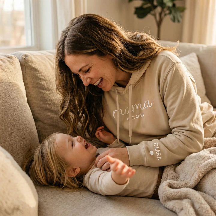 Personalisierter Hoodie "Mama Herz" mit Ärmeldruck