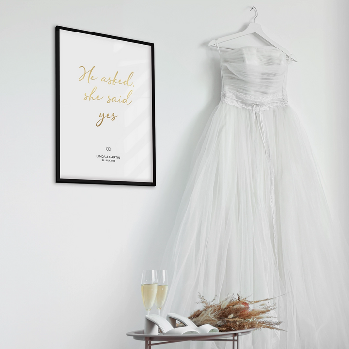 Hochzeitsposter "He asked, she said yes" mit Goldschrift famwalls