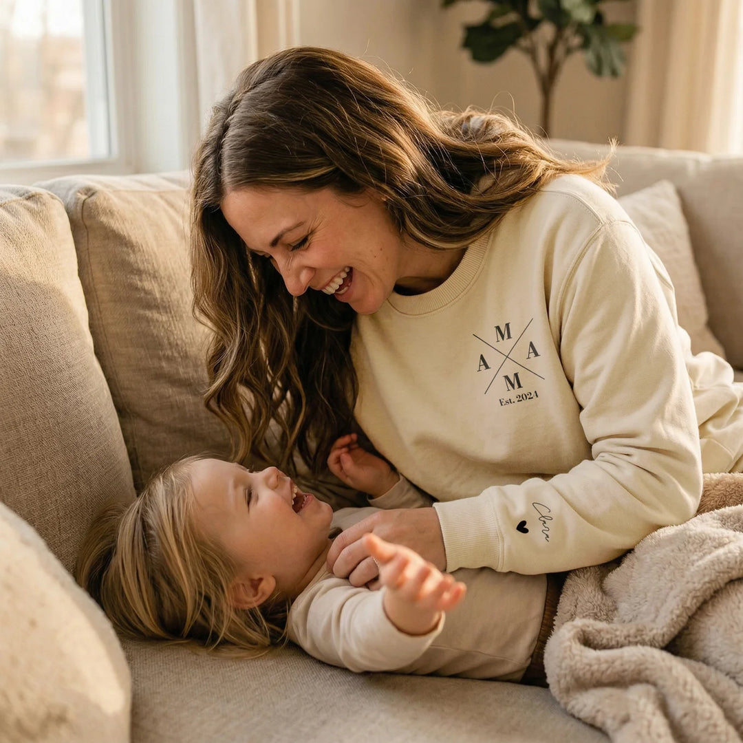Personalisierter Sweater "Mama Cross" mit Ärmeldruck