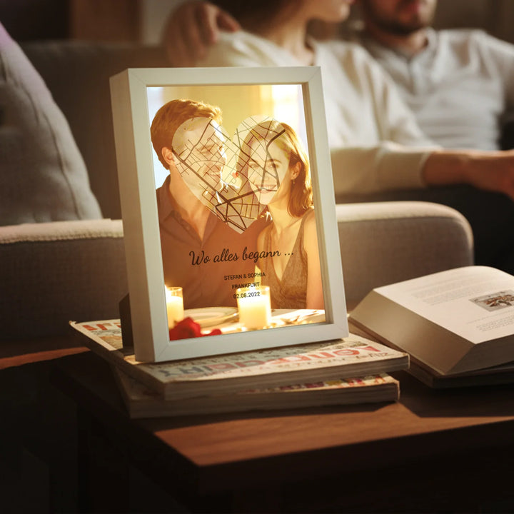 LED Bilderrahmen mit personalisiertem Bild "Wo alles begann"