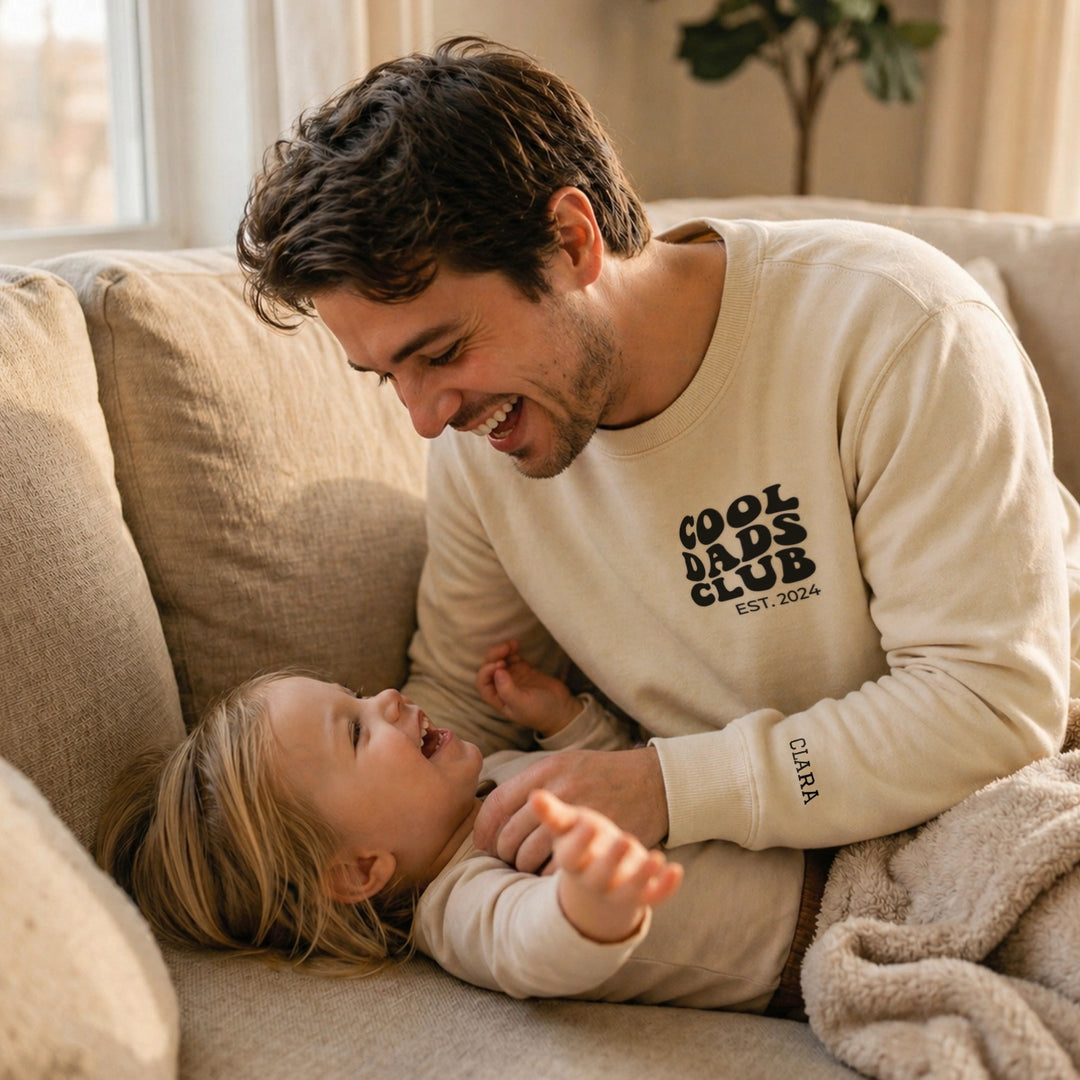 Personalisierter Sweater "Cool Dads Club" mit Ärmeldruck