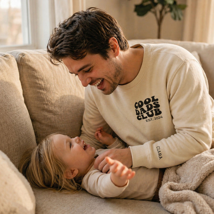 Personalisierter Sweater "Cool Dads Club" mit Ärmeldruck