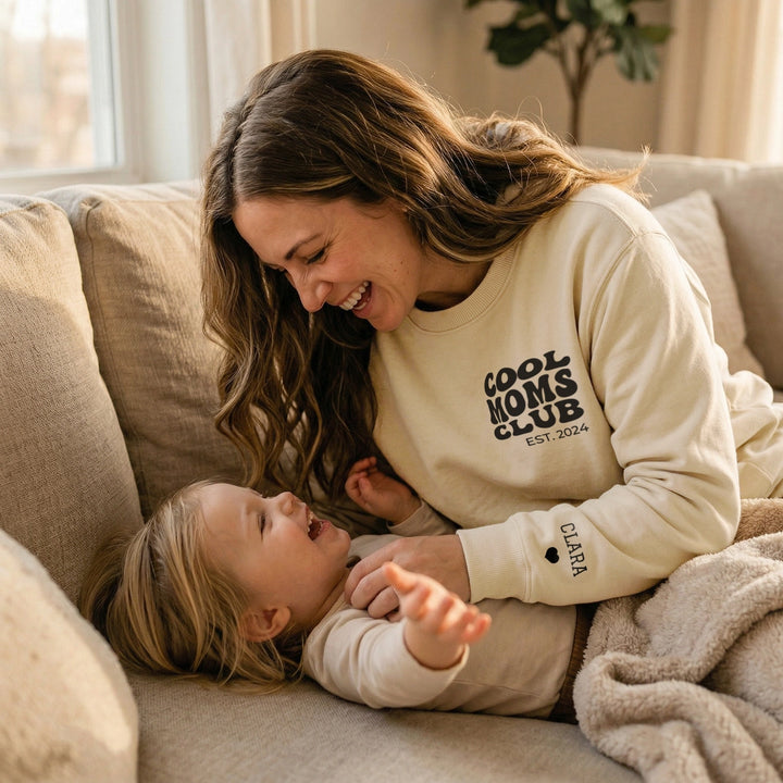 Personalisierter Sweater "Cool Moms Club" mit Ärmeldruck