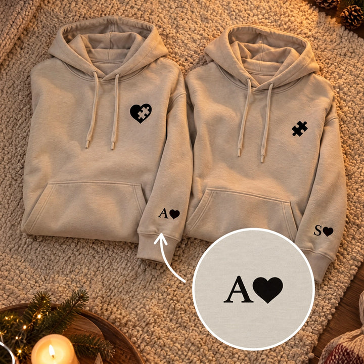 Personalisierte Partnerlook-Hoodies „Puzzlestück“ als Geschenk für Paare, Initialen am Ärmel – famwalls