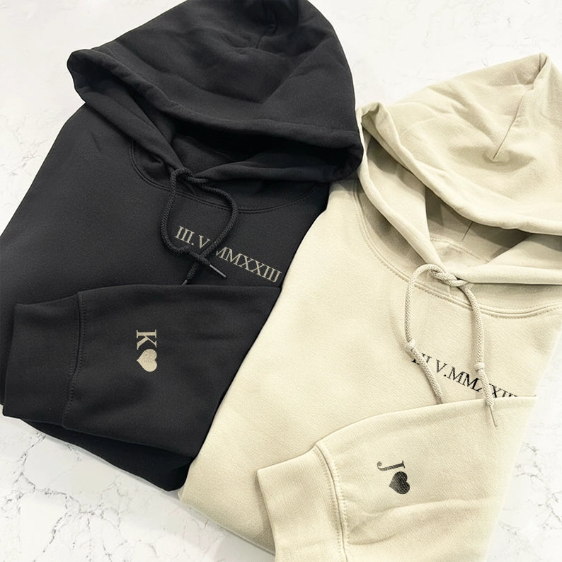 Personalisierte Partnerlook Hoodies "Römisches Datum" (mit Ärmeldruck)