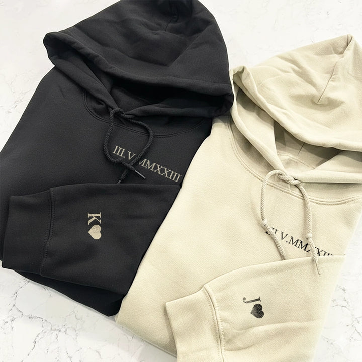 Personalisierte Partnerlook Hoodies "Römisches Datum" (mit Ärmeldruck)