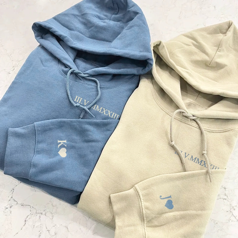 Personalisierte Partnerlook Hoodies "Römisches Datum" (mit Ärmeldruck)