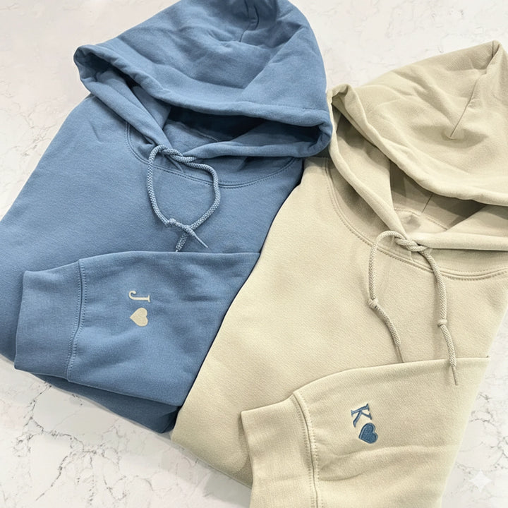 Personalisierte Partner-Hoodies mit Stick "Herz & Initialen"
