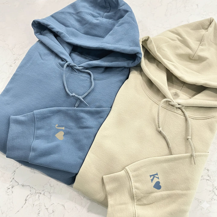 Personalisierte Partnerlook Hoodies "Herz & Initialen" (mit Ärmeldruck)