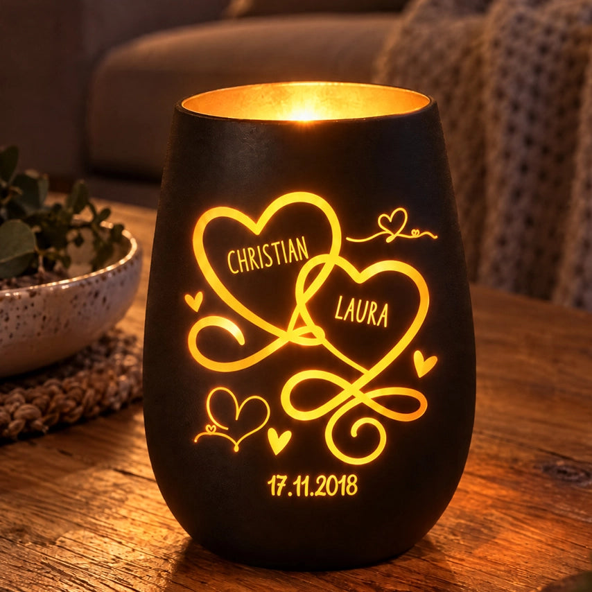 Personalisiertes Windlicht „Herzen“ als Geschenk für Paare: verschlungene Herzen mit Namen und Datum – famwalls