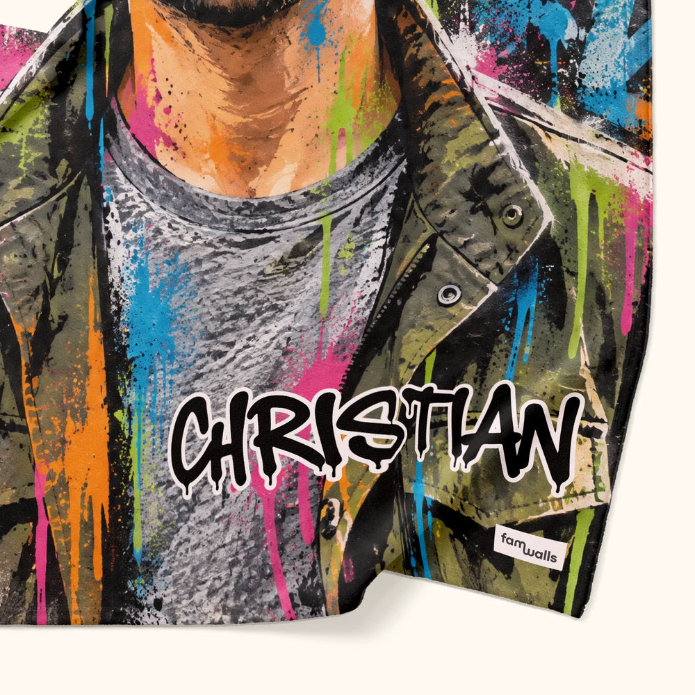 Detailansicht der Decke mit dem Namen „Christian“ im Graffiti-Schriftzug und bunten Farbspritzern