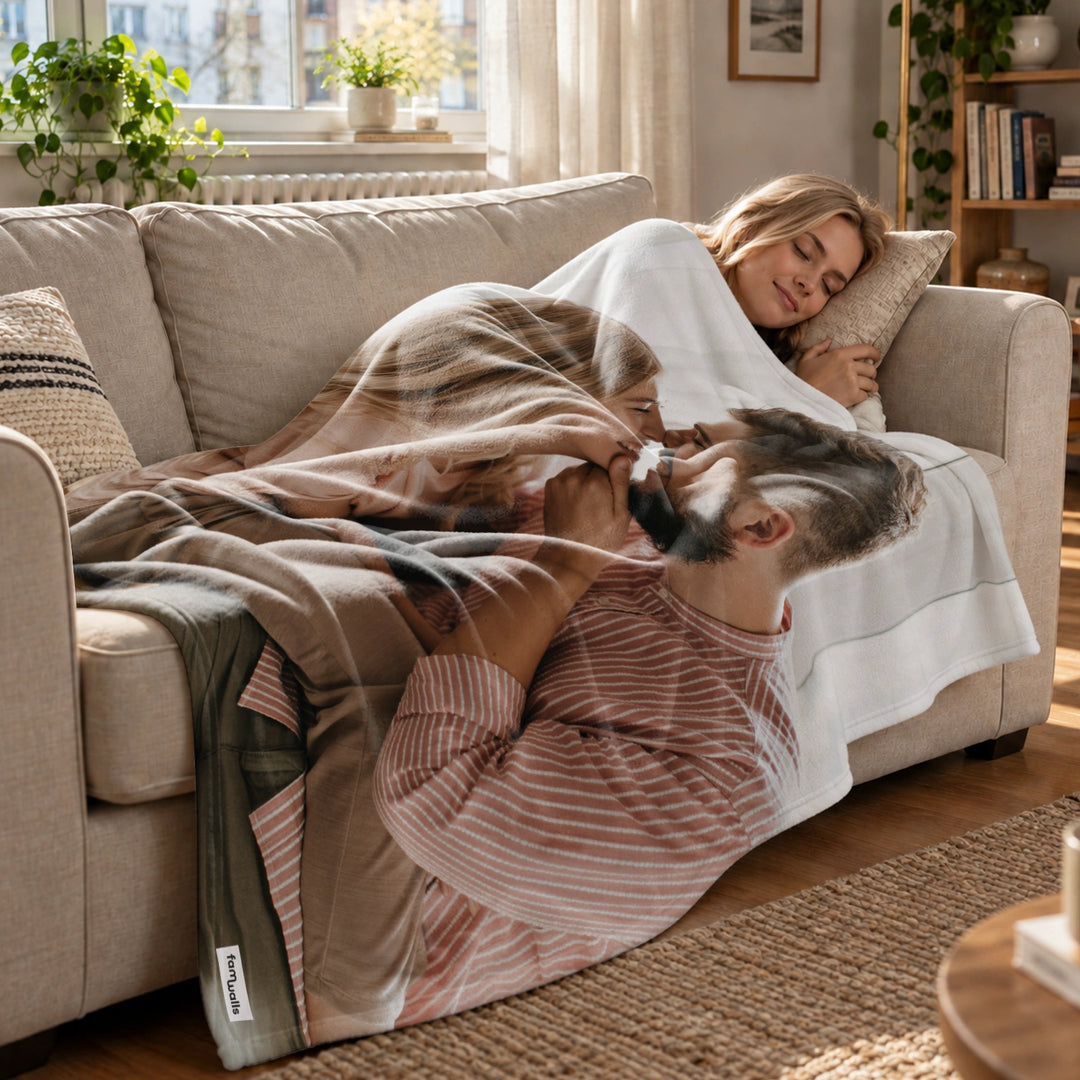 Frau schläft auf dem Sofa unter der Foto-Decke mit Paarfoto