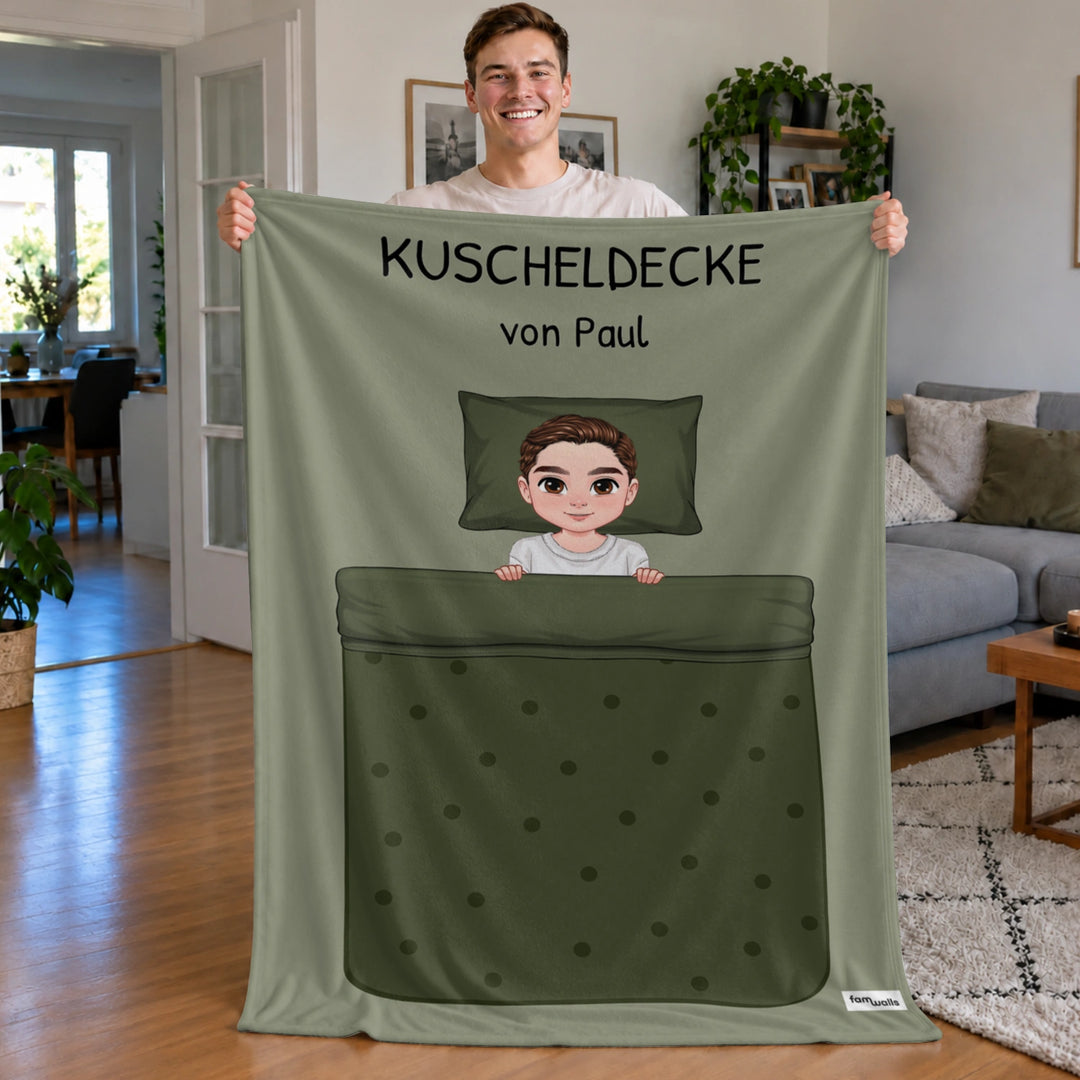 Mann hält die grüne Cartoon-Decke mit personalisiertem Schriftzug hoch