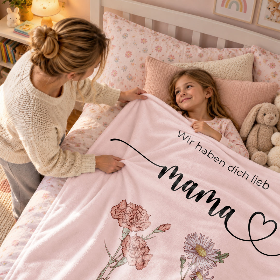Mutter deckt Kind mit der rosa Mama-Decke zu