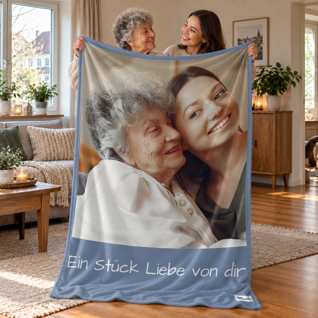 Oma und Enkelin halten Fotodecke „Ein Stück Liebe von dir“