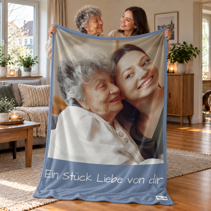 Oma und Enkelin halten Fotodecke „Ein Stück Liebe von dir“