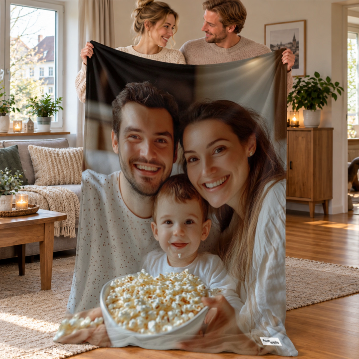 Personalisierte Decke „Foto“ als Geschenk für Familien: Familienfoto mit Popcorn auf Kuscheldecke – famwalls