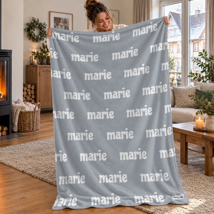 Personalisierte Decke „Dein Name“ als Geschenk für Kuschelfans: graue Decke mit Namen – famwalls