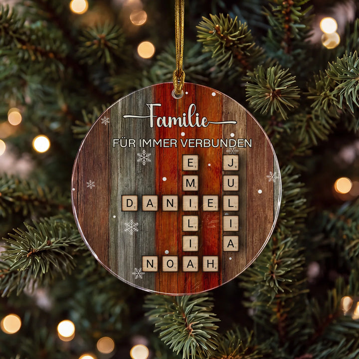 Personalisierter Weihnachtsbaumschmuck „Scrabble“ am Weihnachtsbaum: runder Anhänger mit Titel Familie, Schriftzug Für immer verbunden und Namen als Scrabble-Steine, famwalls