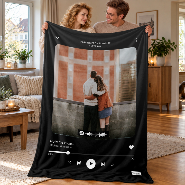 Paar hält die schwarze Lieblingslied-Decke mit Foto, Songtitel und Namen hoch