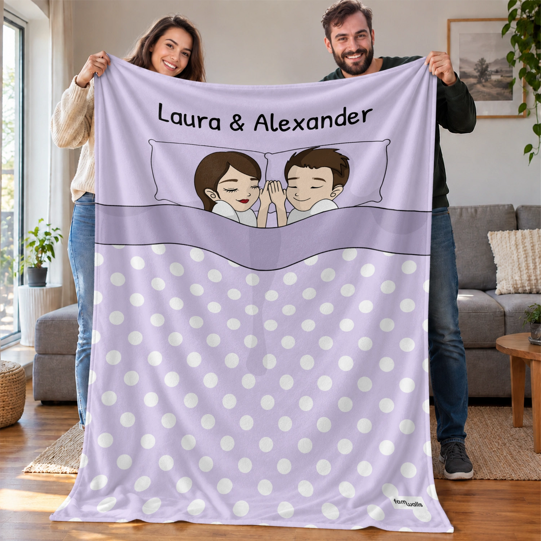 Personalisierte Decke „Kuschelzeit Paar“ als Geschenk für Verliebte: Comic-Paar im Bett mit Namen – famwalls