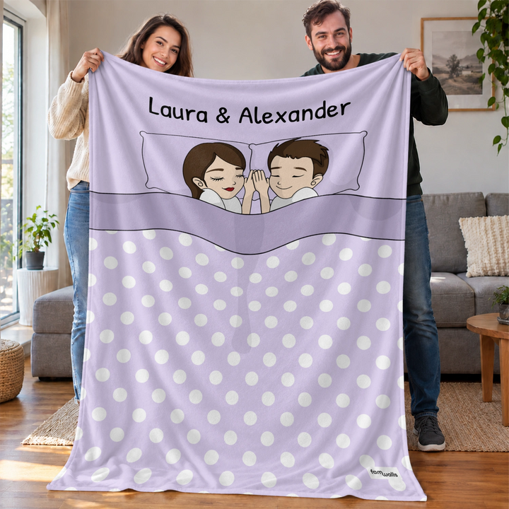 Personalisierte Decke „Kuschelzeit Paar“ als Geschenk für Verliebte: Comic-Paar im Bett mit Namen – famwalls