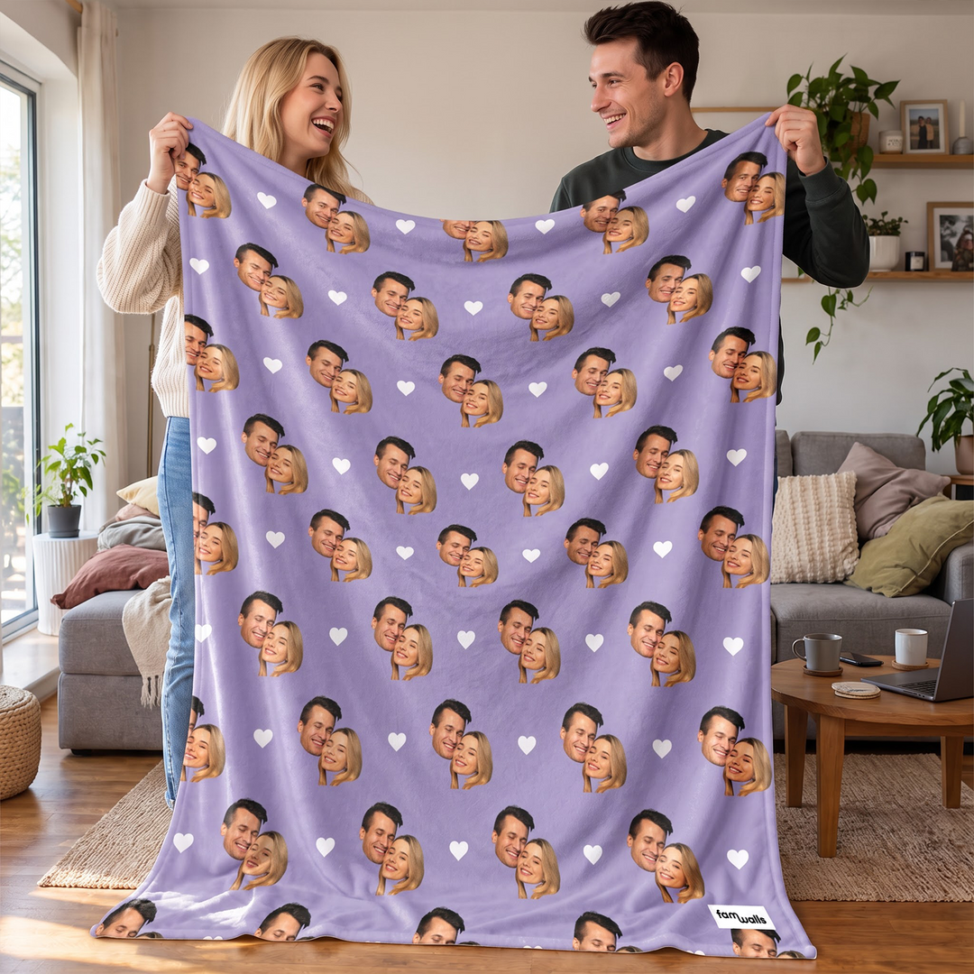 Personalisierte Decke „Dein Foto“ als Geschenk für Paare: lila Decke mit Gesichtern und Herzen – famwalls