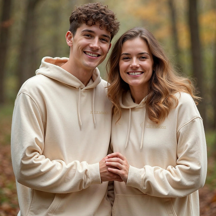 Personalisierter Hoodie bestickt "Römisches Datum”