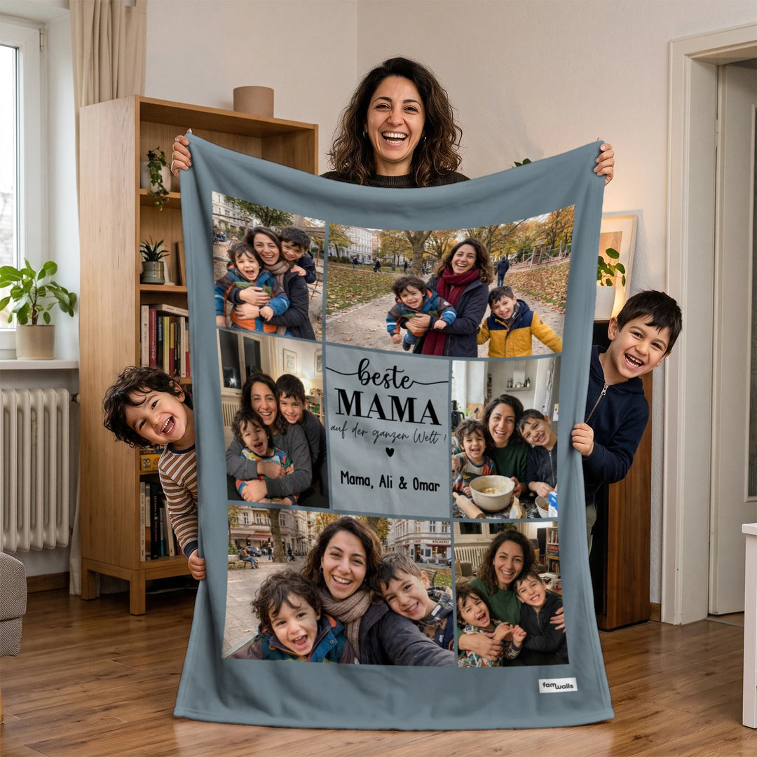 Mama mit Kindern zeigt die blaugraue Fotodecke „Beste Mama“ mit Familienfotos