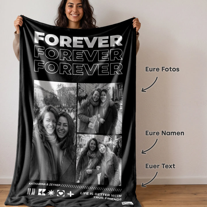 Frau zeigt die Fotodecke mit der Überschrift „Forever“, mit Hinweis auf Fotos, Namen und Text