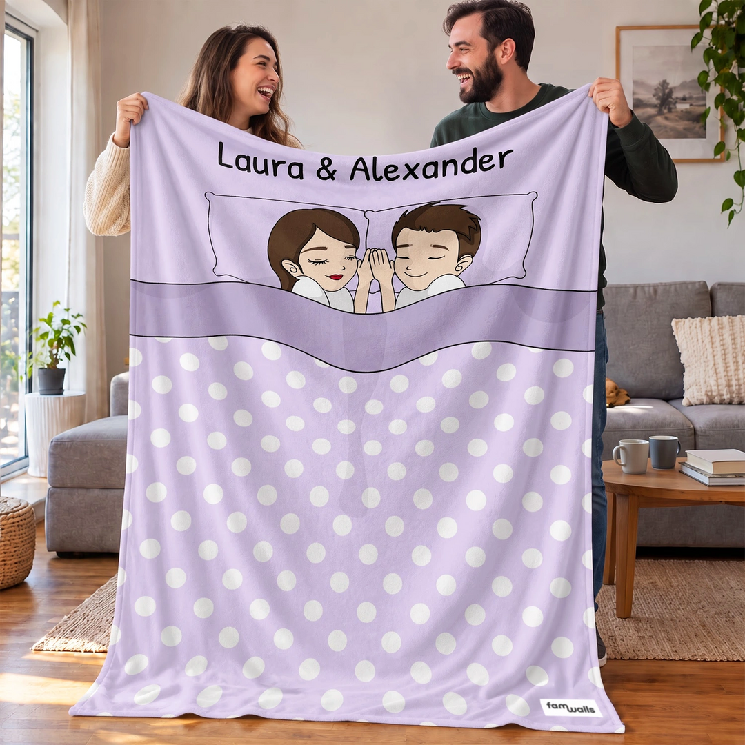 Paar hält die lila Decke Kuschelzeit Paar mit Punkten und Namen hoch