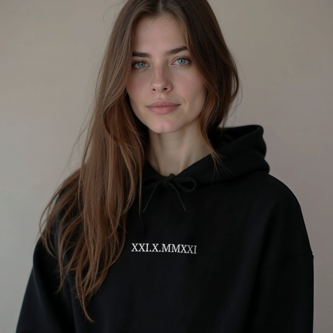 Personalisierter Hoodie bestickt "Römisches Datum"