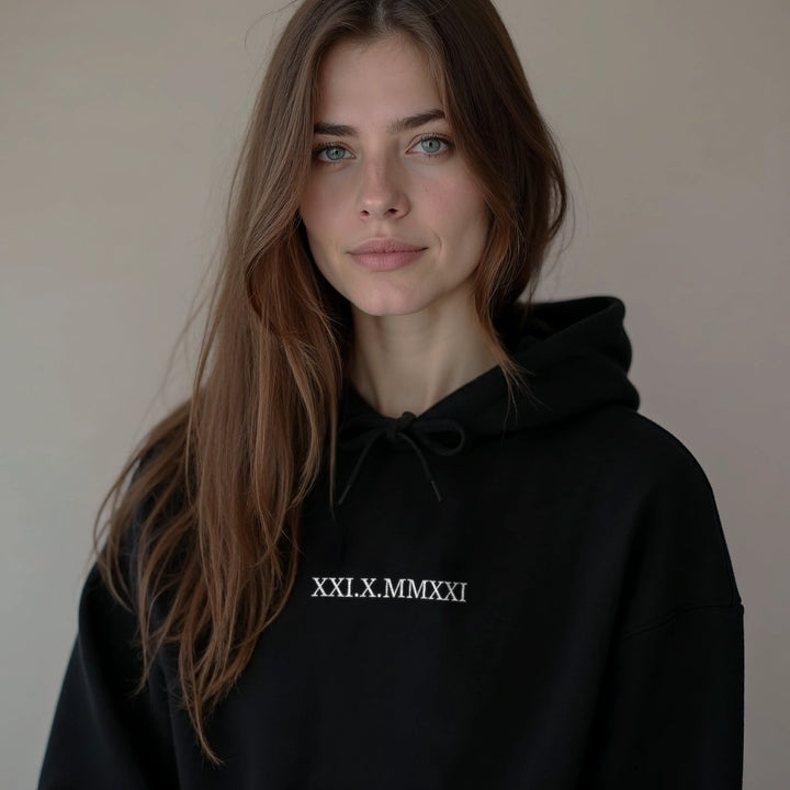 Personalisierter Hoodie bestickt "Römisches Datum"