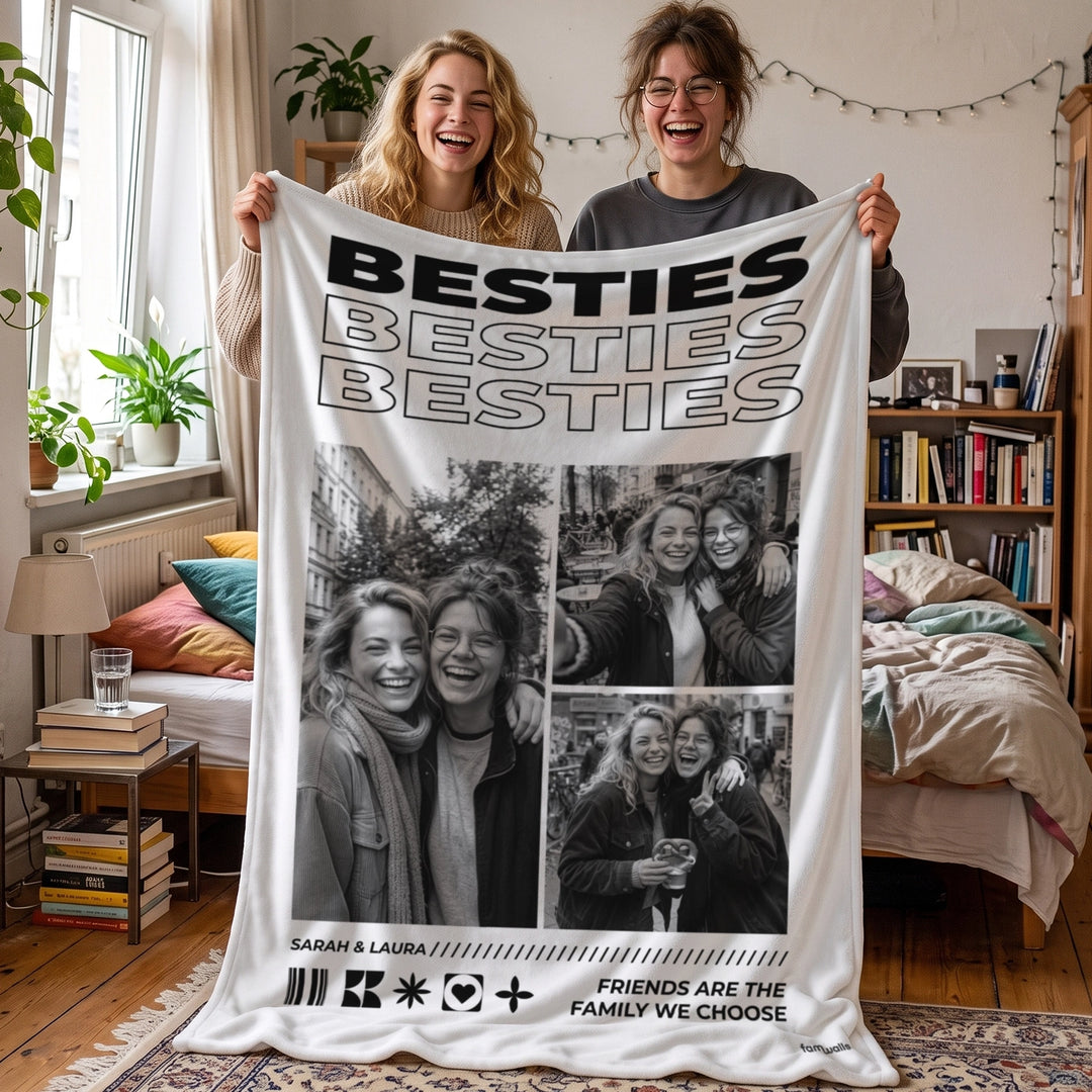 Zwei Freundinnen halten die weiße Besties-Decke mit Fotocollage hoch