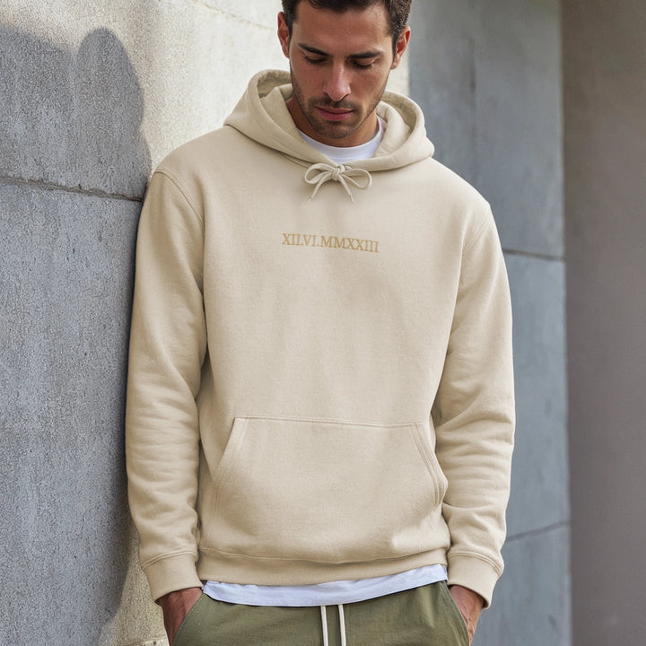 Personalisierter Hoodie bestickt "Römisches Datum"