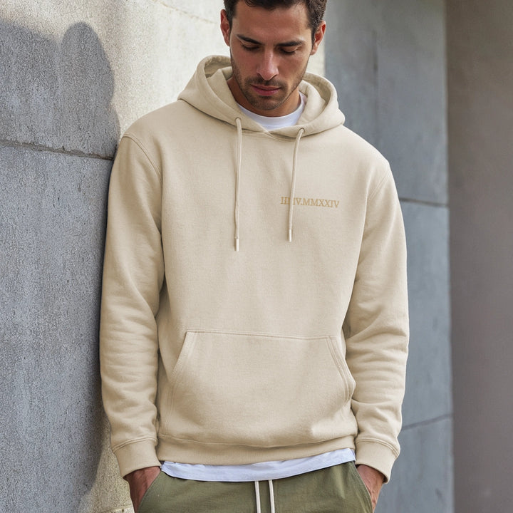 Personalisierter Hoodie bestickt "Römisches Datum”
