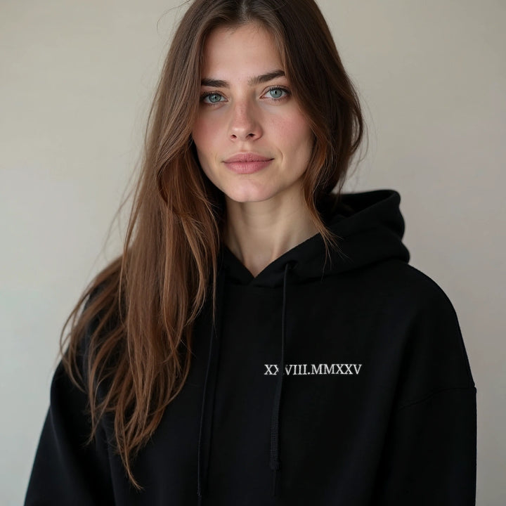 Personalisierter Hoodie bestickt "Römisches Datum”