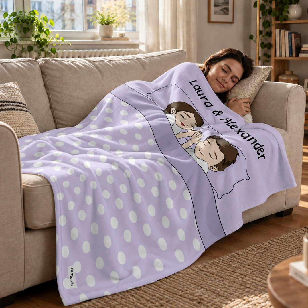 Frau schläft auf dem Sofa unter der lila Decke Kuschelzeit Paar mit Namen