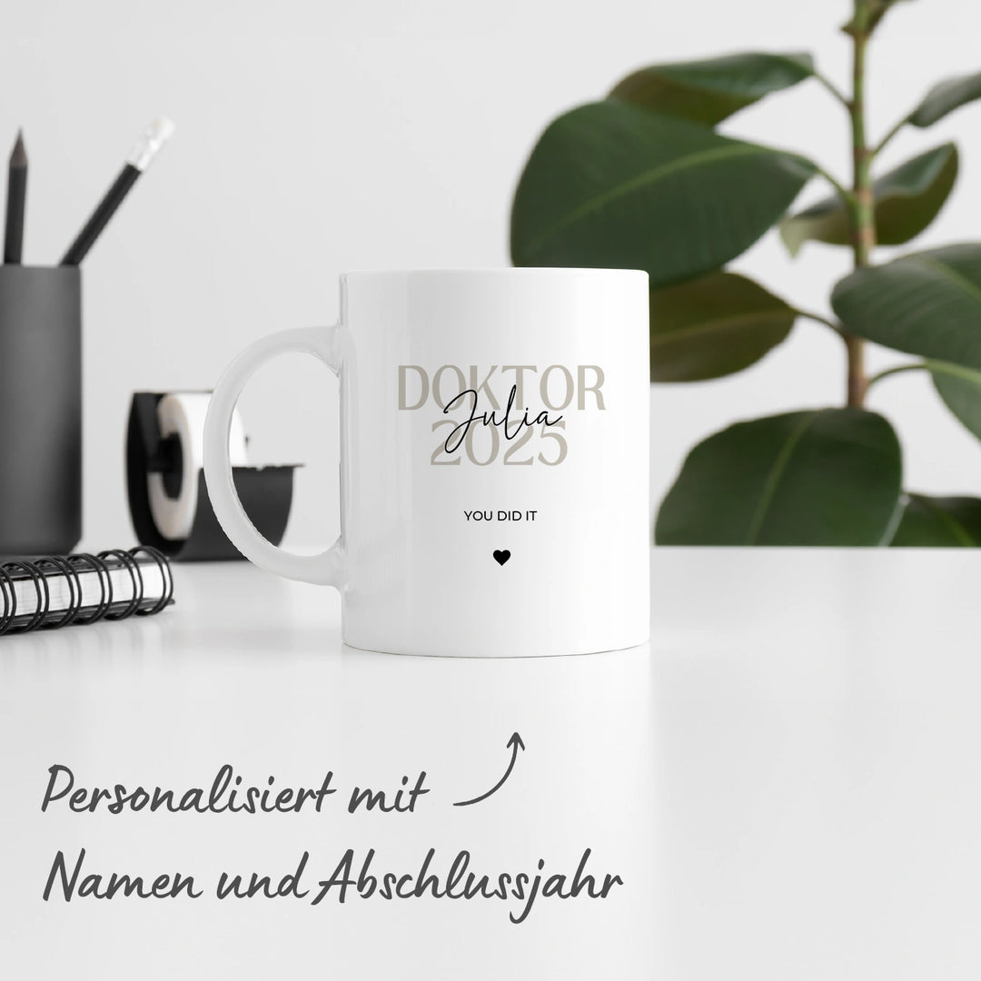 Personalisierte Tasse zur Promotion mit Name & Jahr