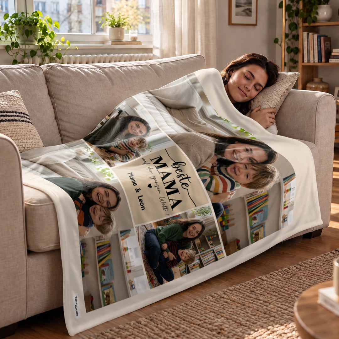 Frau ruht auf dem Sofa unter der personalisierten Kuscheldecke mit Fotocollage für Mama