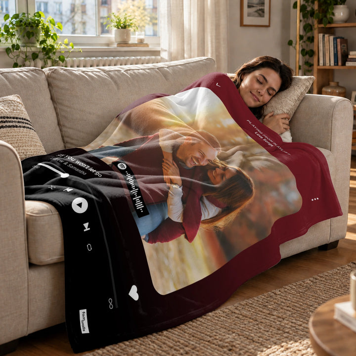 Frau schläft auf dem Sofa unter der Song-Cover-Decke mit Foto